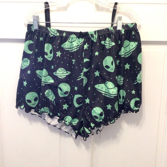 Womens Plus 2pc Black Green Alien Cropped Tank & Shorts Pajama Set - Picture 7 of 13